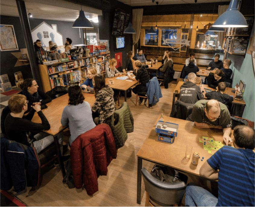 Dislocatie Weekendtas som Spellenwinkel en spellen café - koop je bij Spellenhuis.nl